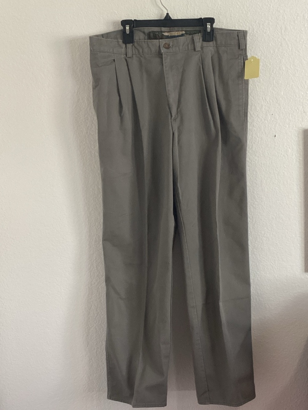 Men's Pleated Dress Pants in Gray - Tailored Comfort